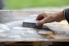 8. Tmel po uschnutí prebrúste brúsnou hubkou