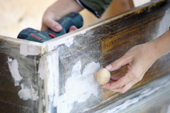 9. Do zásuviek na miesta, kde boli kovania, priskrutkujte nové úchytky, kovové alebo drevené