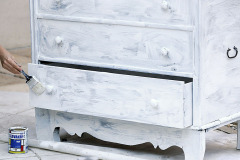 10. Komodu natrite bielou farbou zriedenou s vodou v pomere 1:1. Potom natierajte už neriedenou farbou. Farbu treba naniesť viackrát, pri tmavom dreve aj 4x