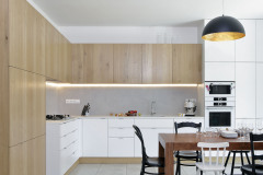 Kuchynské skrinky vyrábal stolár na mieru (podľa návrhu Sféry). Vďaka tomu bolo možné maximálne využiť existujúci priestor a dokonale prispôsobiť kuchyňu potrebám novej rodiny
