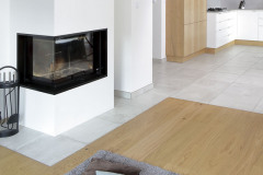 Dlážka je výsledok kompromisu medzi predstavami manželov. Čiastočne ju tvoria dubové trojvrstvové lamely celoplošne lepené a čiastočne keramické dlaždice, ktoré si majitelia doviezli z Talianska