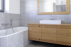 Na poschodí sa novo nachádza priestranná kúpeľňa s vaňou a sprchou, ako aj s dostatkom úložných priestorov, čo si pani domu nemôže vynachváliť