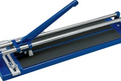Rezačka na obklady a dlažby Kaufmann Uniflies z tlakovo liateho hliníka má dĺžku rezu 440 mm; cena 30,70 € (HORNBACH)