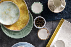 K trendom patria aj farebné glazúry, maľovaný dekor a dizajn pripomínajúci tradičnú ručnú výrobu