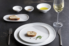 Praktickou novinkou je plochý tanier so zdvihnutým, zospodu vrúbkovaným okrajom - dobre sa drží tak pri servírovaní, ako aj umývaní a ukladaní do skrinky, a nevykľzne z ruky