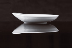 Praktickou novinkou je plochý tanier so zdvihnutým, zospodu vrúbkovaným okrajom - dobre sa drží tak pri servírovaní, ako aj umývaní a ukladaní do skrinky, a nevykľzne z ruky