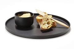 Dánska spoločnosť Zone ponúka stolové súpravy zo špeciálneho a ľahkého, vysoko odolného tenkostenného materiálu. Misky a pokrievky možno použiť do mrazničky, ale aj na tepelnú prípravu pokrmov a zároveň na servírovanie. Možno ich umývať v umývačke. Môžete si vybrať z množstva jemných prírodných farieb od bielej cez zelenkavú až po antracitovú