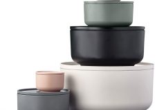 Dánska spoločnosť Zone ponúka stolové súpravy zo špeciálneho a ľahkého, vysoko odolného tenkostenného materiálu. Misky a pokrievky možno použiť do mrazničky, ale aj na tepelnú prípravu pokrmov a zároveň na servírovanie. Možno ich umývať v umývačke. Môžete si vybrať z množstva jemných prírodných farieb od bielej cez zelenkavú až po antracitovú