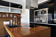 V interiéri, vybavenom na mieru, udávajú tón krásne obklady s dyhou amerického orecha