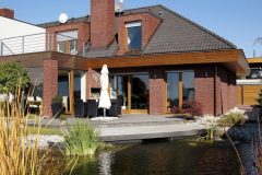 Starostlivo udržiavaná záhrada poskytuje dostatok súkromia, je vybudovaná na násype z vykopanej zeminy vysoko nad úrovňou okolitých pozemkov