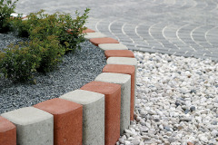 Pri ohraničnení palisádami si môžete vybrať z viacerých typov, veľkostí a farieb