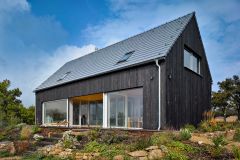 Vonkajší obklad fasády je z neupraveného severského smrekovca s vertikálnou orientáciou. Technika opaľovania má svoje korene v Japonsku, zvyšuje tvrdosť a odolnosť povrchu dreva a zabraňuje jeho degradácii