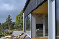 Veľké presklenie je zdroj tepelných ziskov v zimnej sezóne. V lete sa presklená plocha odsunie a vznikne krytá terasa otvorená čerstvému horskému vzduchu