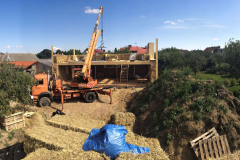 Na stavbu sa používajú balíky slamy vyrobené na poli bežným lisom. Nie každý lis a nie každý výrobca vie však dodať dostatočne kvalitné balíky