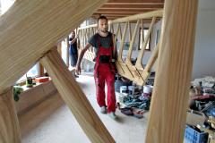 Práca s drevom a predovšetkým príkladné vyhotovenie jaseňového schodiska v tvare stromu porotu súťaže presvedčila o jednoznačnom prvenstve  slameného domu