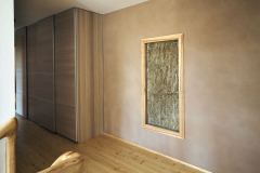 Vďaka veľmi dobrej tepelnej izolácii všetkých konštrukcií a výplní dom potrebuje na vykurovanie veľmi málo energie