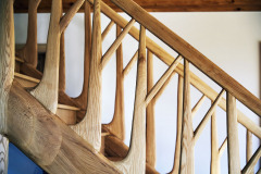 Vysoko kvalitný produkt predstavuje schodisko vyrobené z jaseňa. Označuje sa právom ako dominanta interiéruenergeticky pasívneho slameného domu