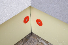 Pre väčšiu trvanlivosť a odolnosť sa soklové izolačné dosky fixujú pomocou plastových terčíkov