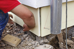 Pri lepení izolácie treba kontrolovať rovinu - vodováhou a šnúrou