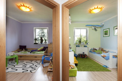 Zrkadlovo obrátené detské izby majú ako jediné farebné steny