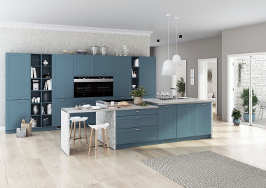 Varný ostrovček môže mať rôzne konfigurácie, napríklad môže obsahovať varnú plochu, pracovnú plochu, drez aj nadväzujúci jedálenský stôl. Na fotografii kuchyňa Girona, ostrovček je blok cca 120 × 220 cm + jedálenský stolík (ORESI)