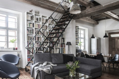 V interiéri harmonicky skombinovali staré s novým - staré trámy, nové industriálne pojaté schodisko, knižnica, sedací nábytok. Deky a vankúše v jemných nadčasových farbách pochádzajú zo štúdia Timoure et group