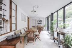 K historickému domu pristavili modernú zimnú záhradu. Plne presklená stena má konštrukciu z hliníkových profilov a výplne z tepelnoizolačných skiel