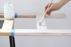 2. Papierovou lepiacou páskou oddeľte časť, ktorú budete malovat. Túto časť najskôr natrite bielou (alebo natónovanou) farbou zriedenou s vodou v pomere 1:1