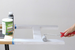 3. Potom vytvorte požadovaný odtieň pridaním tónovacej farby do bielej farby a malým maliarskym valčekom farbu natrite