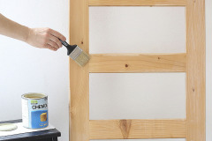 4. Zvyšnú časť rebríka jemno natrite priehľadným vodou riediteľným lakom na drevo