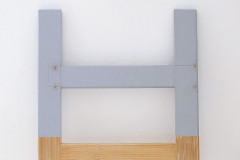 5. Konzoly uchyťte na oboch koncoch rebríka drevenými kolíkmi a lepidlom, môžete použiť aj skrutky