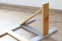 6. Kto nechce konzoly sám vyrábať, môže ich kúpiť aj hotové. Na záver do steny vyvŕtajte 4 diery a policu uchyťte pomocou skrutiek a rozperiek do steny