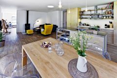 Rodina trávi väčšinu času vonku alebo pri jedálenskom stole, v zime si užíva komorné posedenie pri kozubových kachliach. Malé teleso v chladnom počasí spoľahlivo vykúri celé prízemie