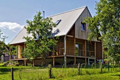 Vďaka pokornému prístupu k situácii na pozemku a k jeho okoliu sa stavebníkom aj architektovi podarilo splniť cieľ – vytvoriť príjemné a zdravé bývanie