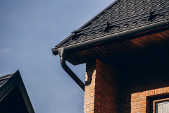 SNEHOVÁ ZÁBRANA - výrobca: Ruukki, www.ruukkistrechy.sk. Snehové zábrany bránia samovoľnému zosuvu snehu zo strechy a poškodeniu strešných okien