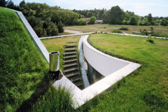 Dom nazvaný Outrial House (Robert Konieczny, KWK promesa) je nahrávacie štúdio, kde sa zelená strecha mení na atypické átrium so všetkými výhodami vonkajšej záhrady