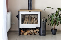 Teplo v celom dome zaisťuje plynový kotol spojený s radiátormi, ktorému výdatne pomáha kvalitná kozubová vložka na drevo