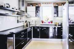 Veľkoryso koncipovaná kuchyňa ponúka dostatok miesta na prípravu niekoľkochodového menu. Vďaka dispozícii do písmena L sa diania v kuchyni a obývacej izbe navzájom nerušia