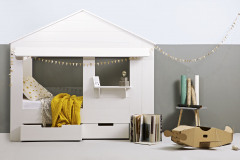 Okienko s parapetom dodá posteli Huisie dokonalú ilúziu domčeka. Vyrába De Eeckhoorn, lakovaná borovica, rozmery 210 x 187 x 99 cm, cena 490 eur, www.bonami.sk