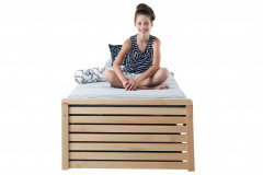 Vyvýšená kvalitná drevená posteľ s možnosťou úložného priestoru, 90 x 200 cm, vyhotovenie smrek alebo buk, cena 288 eur, www.gazel.sk