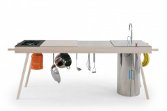 Kompaktná kuchyňa Critter vychádza z trendu moderného nomádstva a môžete ju ľahko premiestňovať podľa potreby (dizajn Elia Mangia, Skitsch)