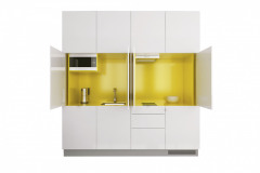 Kompletne vybavená kuchyňa typu S ukrytá v skrini s rozmermi 240 × 253 × 69 cm, pracovná doska: laminát 3,8 cm, korpusy v odtieni biela perlička a žltá (dizajn Roman Vrtiška a Vladimír Žák, Indeco)