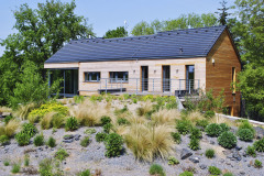 Strešná záhrada nadväzuje na terasu nadzemného poschodia domu, kde sa nachádza spálňa majiteľov