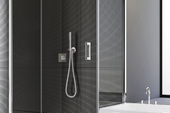 Bezrámové sprchové zásteny PUR na individuálne riešenie kúpeľne sa prispôsobia akémukoľvek priestoru.           V ponuke sú štandardné aj špeciálne riešenia vrátane výrezov, skosenia či skrátenia bočných stien. Maximálna výška je 2 300 mm (www.sanswiss.sk)