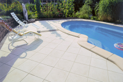 Okolie bazéna je veľmi dôležité. Tvorí ho väčšinou dlažba, preto sa rastliny umiestňujú až za túto zónu. Do škár sa hodia niektoré byliny, ktoré znesú horúčavy či zašliapnutie, napríklad skalnica (HORNBACH)