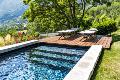 Do úvahy vezmite aj mieru súkromia. Bazén potrebuje nielen priestor na samotnú vaňu, ale aj na ďalšie využitie, nech už sa jedná o zastrešenie alebo záhradný nábytok (DESJOYAUX)