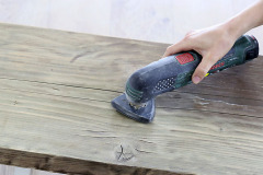 1. Priamočiarou pílou odpíľte z dosky požadovaný rozmer. Dosku jemno prebrúste, aby ste ju zbavili starej olupujúcej sa farby