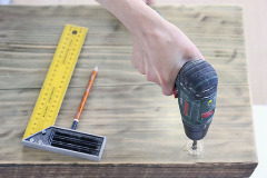 2. V hornej časti si naznačte dva body, do ktorých vyvŕtajte diery na prevlečenie lana