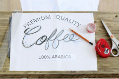 3. Pripravte nápis. Vytlačte z PC a prilepte na papier. Písané písmo nakreslite ručne. Cez kopírovací papier prepíšte na dosku