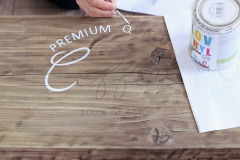 4. Nápis vymaľujte tenkým štetcom bielou farbou